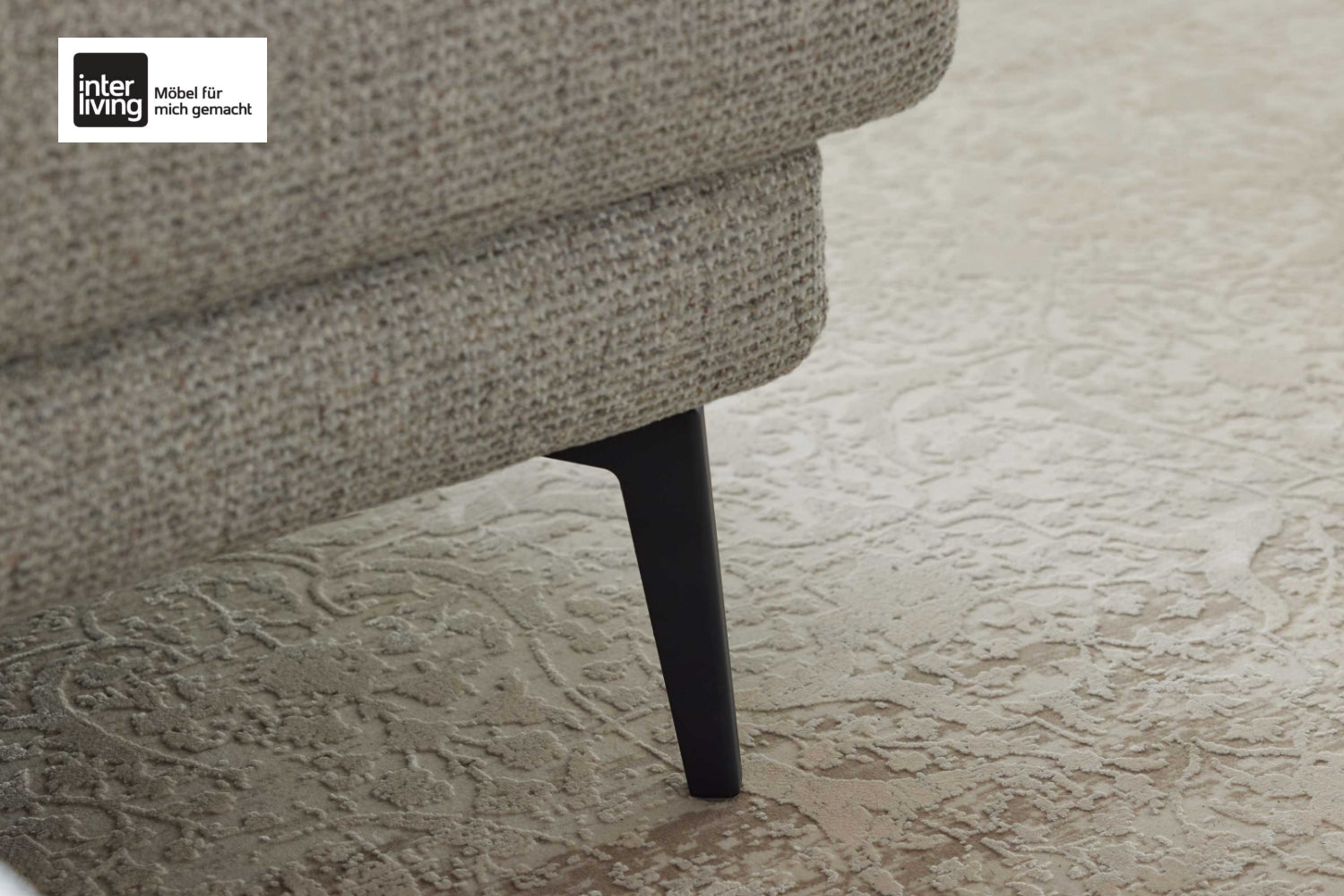 Interliving Serie 4066 Ecksofa mit grauem Stoffbezug und schwarzen Metallfüßen