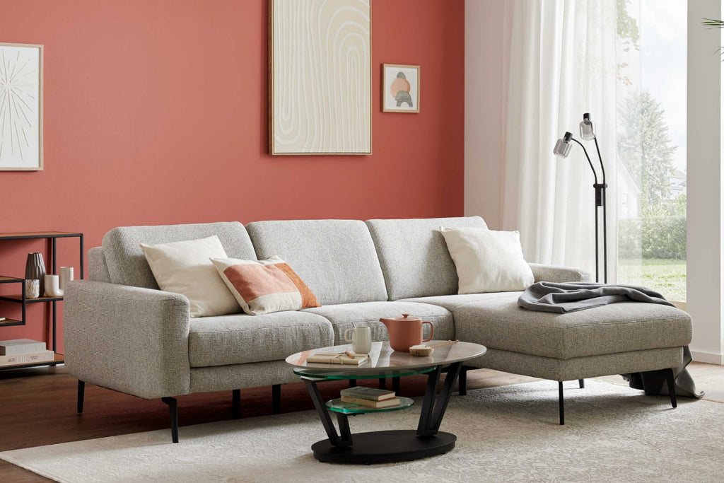 Interliving Serie 4066 Ecksofa mit grauem Stoffbezug und schwarzen Metallfüßen