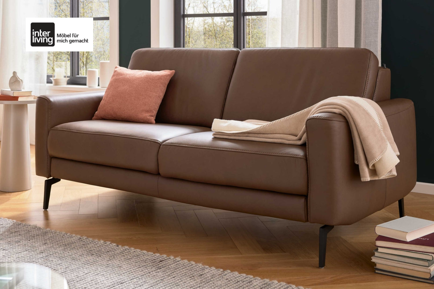 Interliving Serie 4066, 2-Sitzer-Sofa mit braunem Echtleder und mattschwarzen Metallfüßen