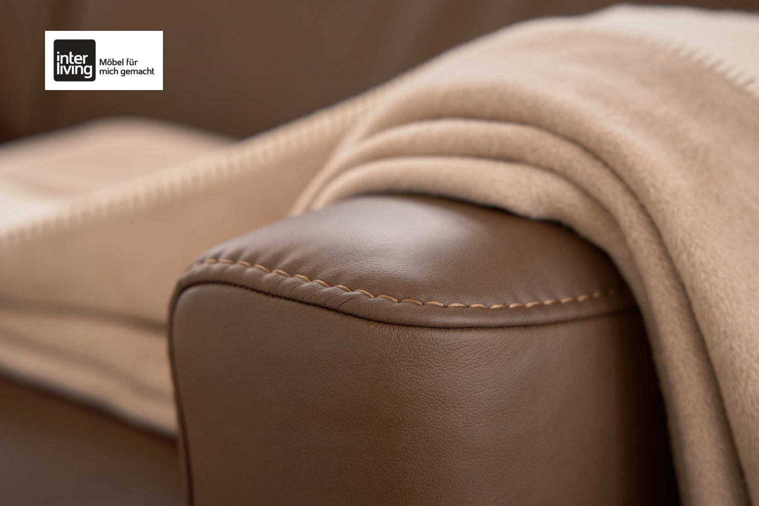 Interliving Serie 4066, 2-Sitzer-Sofa mit braunem Echtleder und mattschwarzen Metallfüßen