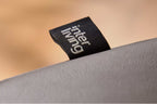 Interliving Serie 4066, 2-Sitzer-Sofa mit braunem Echtleder und mattschwarzen Metallfüßen
