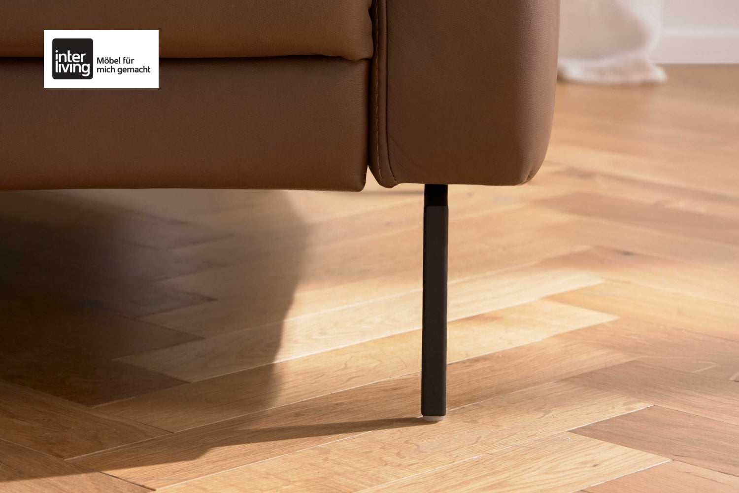 Interliving Serie 4066, 2-Sitzer-Sofa mit braunem Echtleder und mattschwarzen Metallfüßen