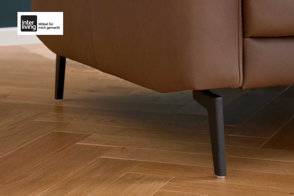 Interliving Serie 4066, 2-Sitzer-Sofa mit braunem Echtleder und mattschwarzen Metallfüßen