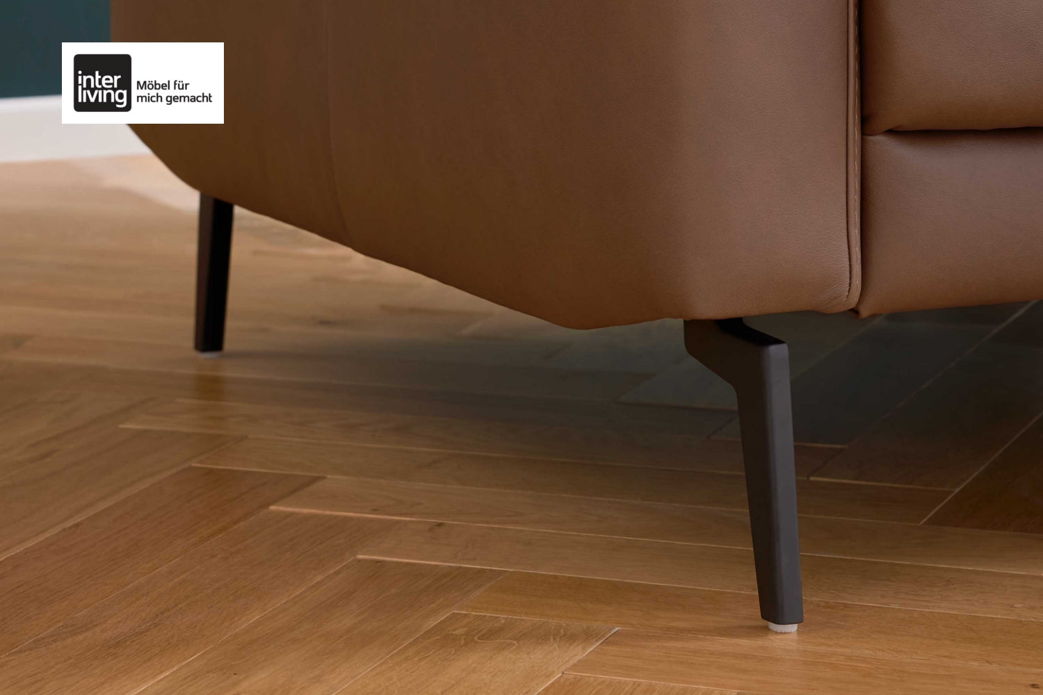 Interliving Serie 4066, 2-Sitzer-Sofa mit braunem Echtleder und mattschwarzen Metallfüßen