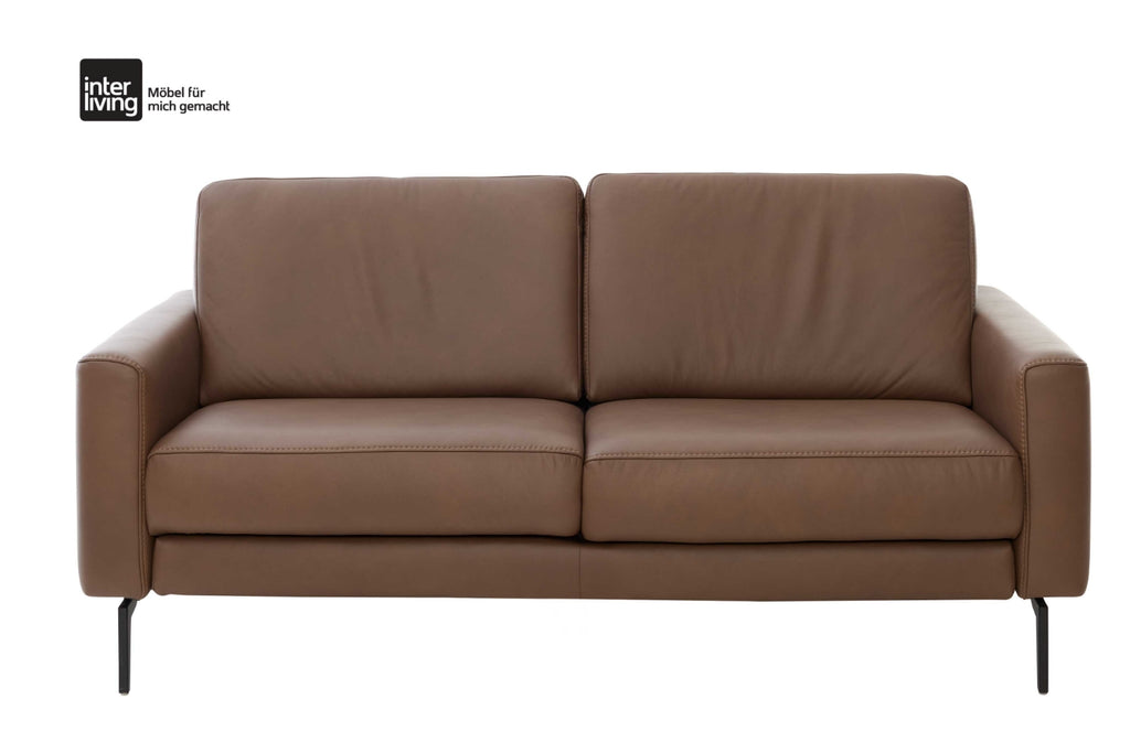 Interliving Serie 4066, 2-Sitzer-Sofa mit braunem Echtleder und mattschwarzen Metallfüßen