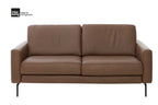 Interliving Serie 4066, 2-Sitzer-Sofa mit braunem Echtleder und mattschwarzen Metallfüßen