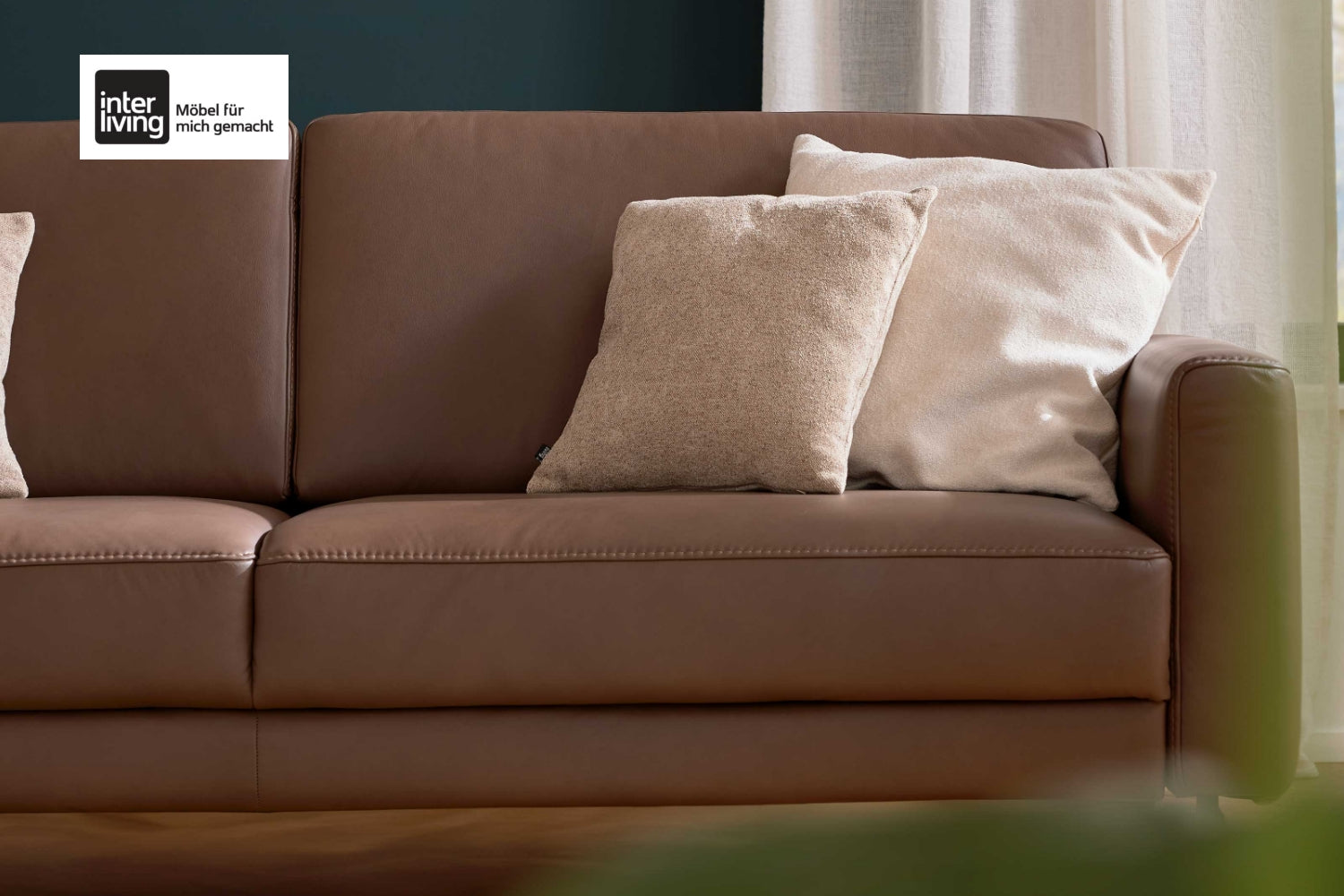 Interliving Serie 4066, 2-Sitzer-Sofa mit braunem Echtleder und mattschwarzen Metallfüßen