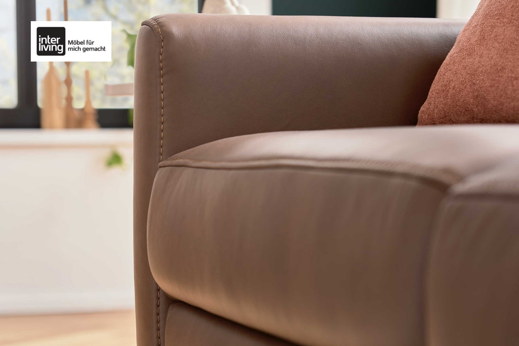 Interliving Serie 4066, 2-Sitzer-Sofa mit braunem Echtleder und mattschwarzen Metallfüßen