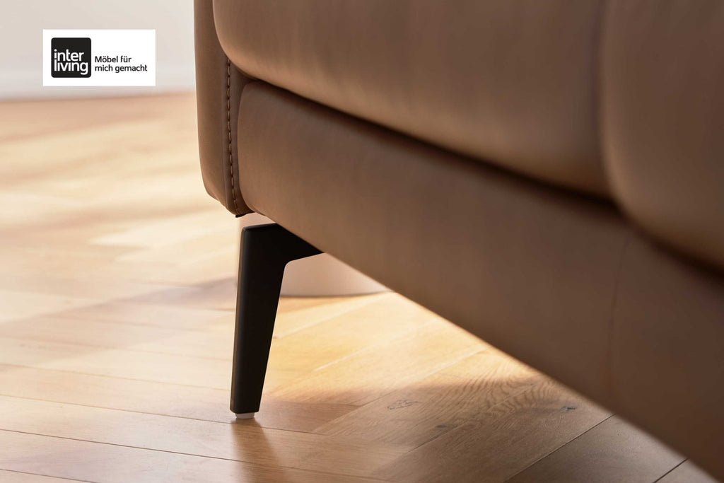 Interliving Serie 4066, 2-Sitzer-Sofa mit braunem Echtleder und mattschwarzen Metallfüßen