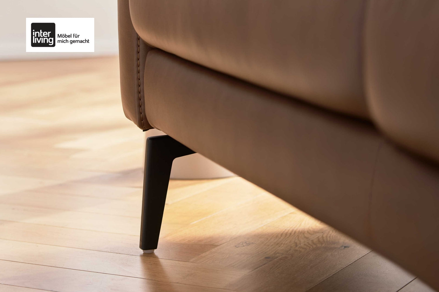 Interliving Serie 4066, 2-Sitzer-Sofa mit braunem Echtleder und mattschwarzen Metallfüßen