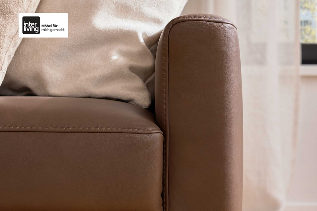 Interliving Serie 4066, 2-Sitzer-Sofa mit braunem Echtleder und mattschwarzen Metallfüßen