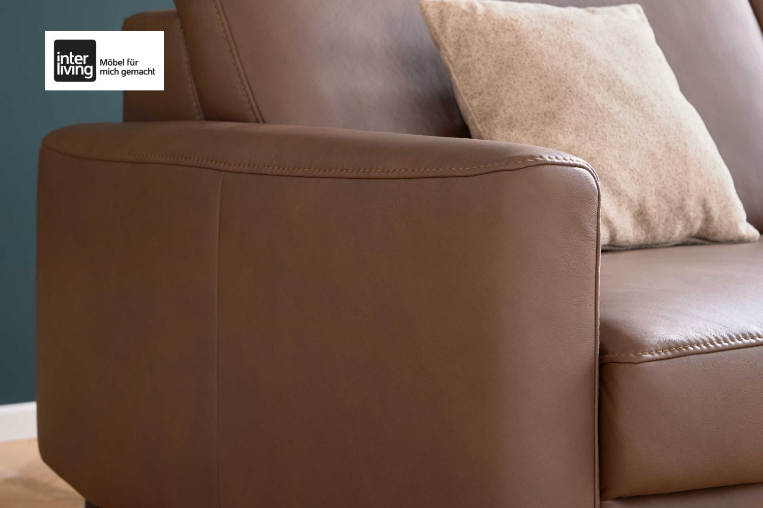 Interliving Serie 4066, 2-Sitzer-Sofa mit braunem Echtleder und mattschwarzen Metallfüßen