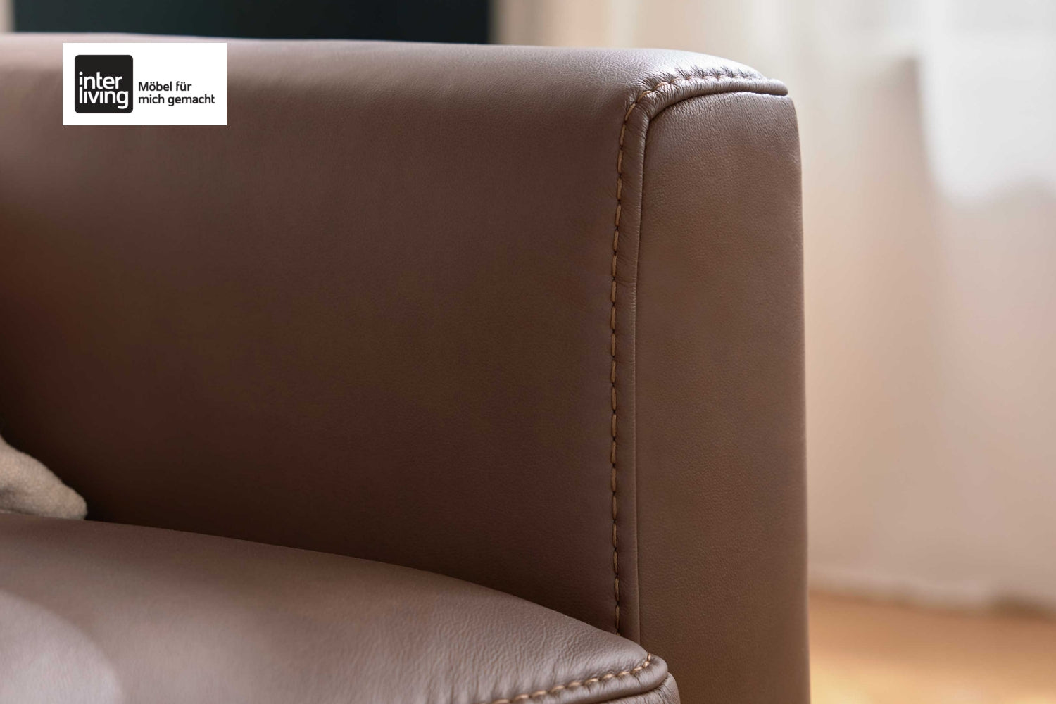 Interliving Serie 4066, 2-Sitzer-Sofa mit braunem Echtleder und mattschwarzen Metallfüßen