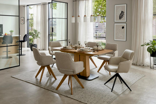 Modernes Esszimmer mit einem Armlehnstuhl IL5124 von NIEHOFF SITZMÖBEL, einem Holztisch und stilvoller Wanddekoration.