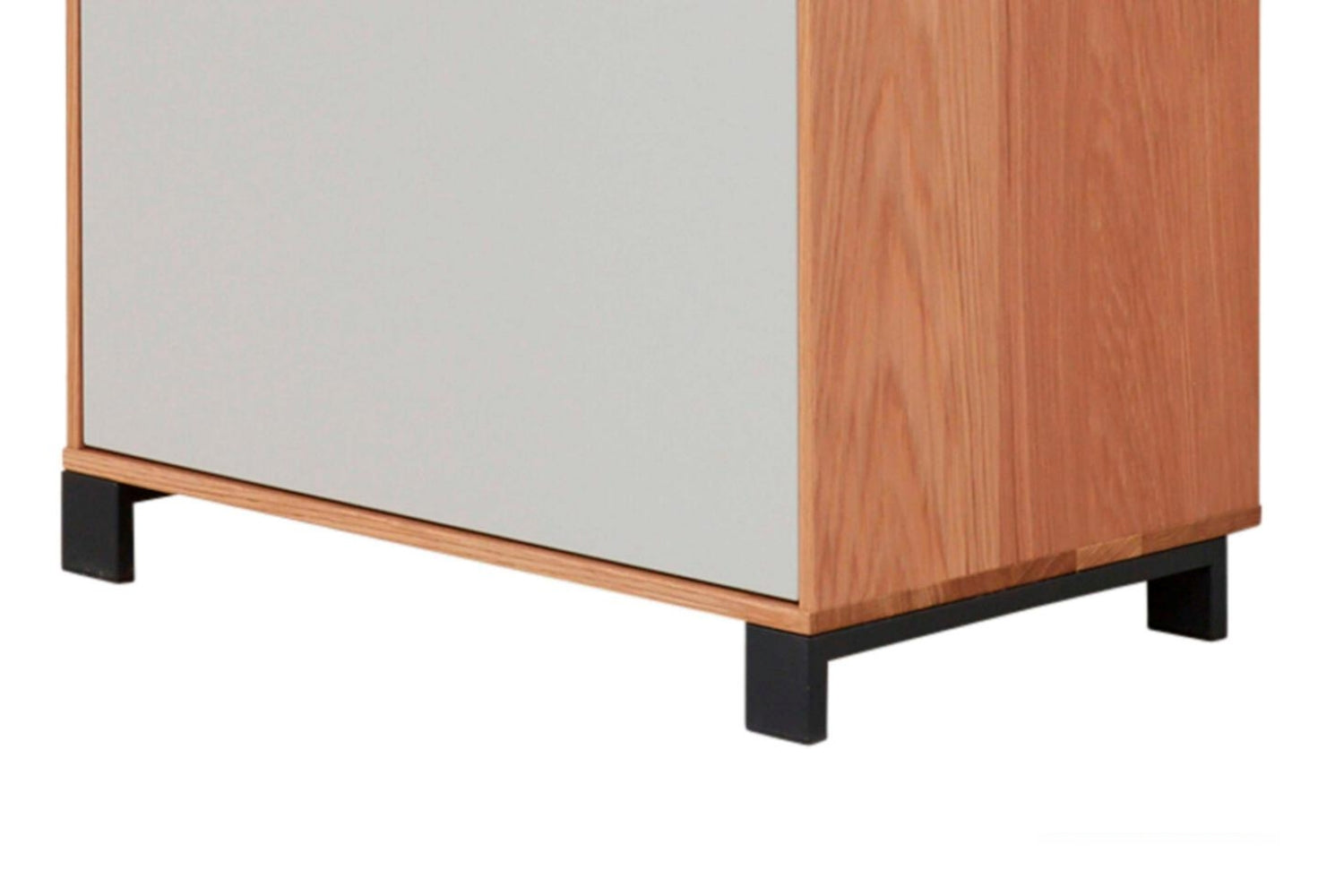 Die untere Ecke eines VOSS MÖBEL | IL Interliving 6005 Dielenschranks in Eiche „Bianco“ und Lack „Lichtgrau“.
