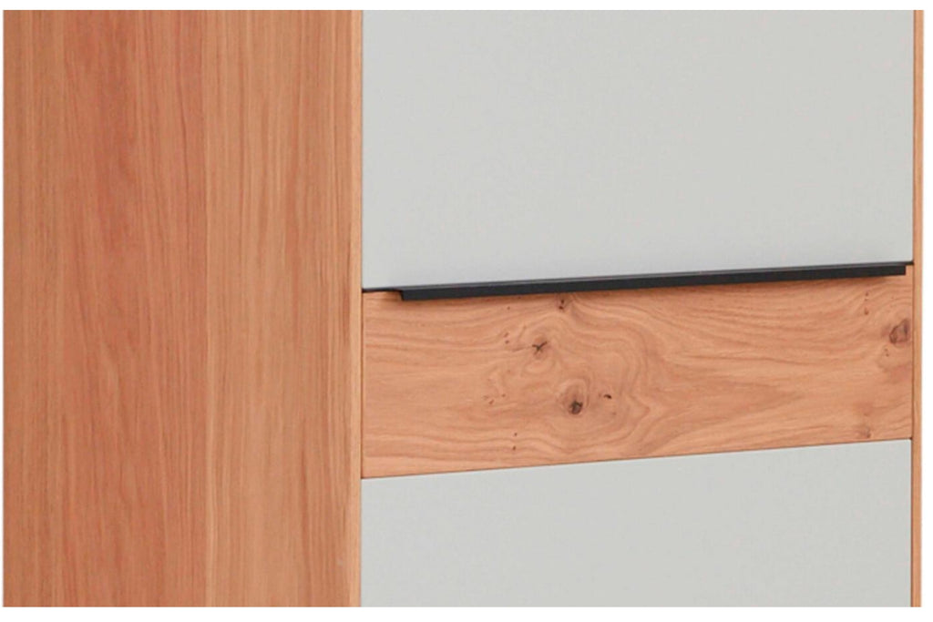 Nahaufnahme von VOSS MÖBEL | IL Interliving 6005 Dielenschrank in Eiche „Bianco“, Lack in „Lichtgrau“ und Akzenten in Anthrazit.