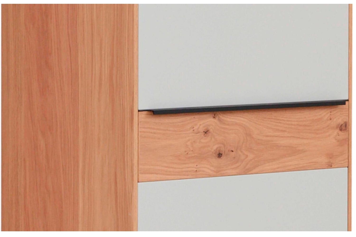 Nahaufnahme von VOSS MÖBEL | IL Interliving 6005 Dielenschrank in Eiche „Bianco“, Lack in „Lichtgrau“ und Akzenten in Anthrazit.