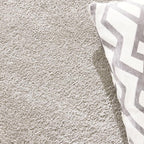 Hochflor-Teppich von GOLZE | IL, elegantes Hellgrau, besonders weich, in verschiedenen Größen erhältlich.