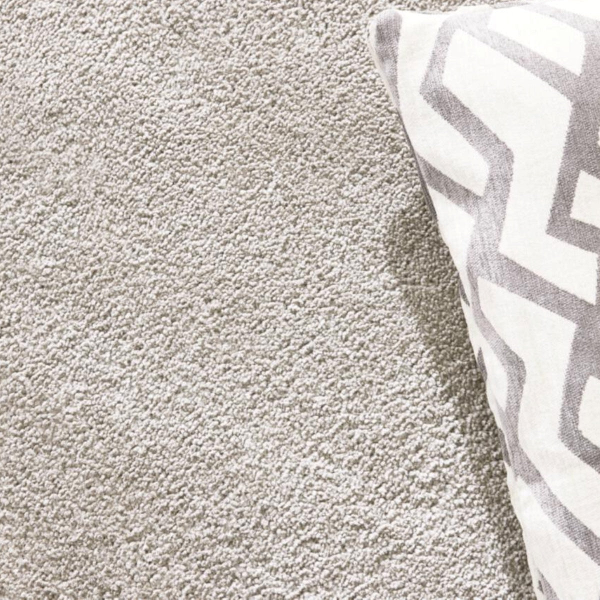 Hochflor-Teppich von GOLZE | IL, elegantes Hellgrau, besonders weich, in verschiedenen Größen erhältlich.