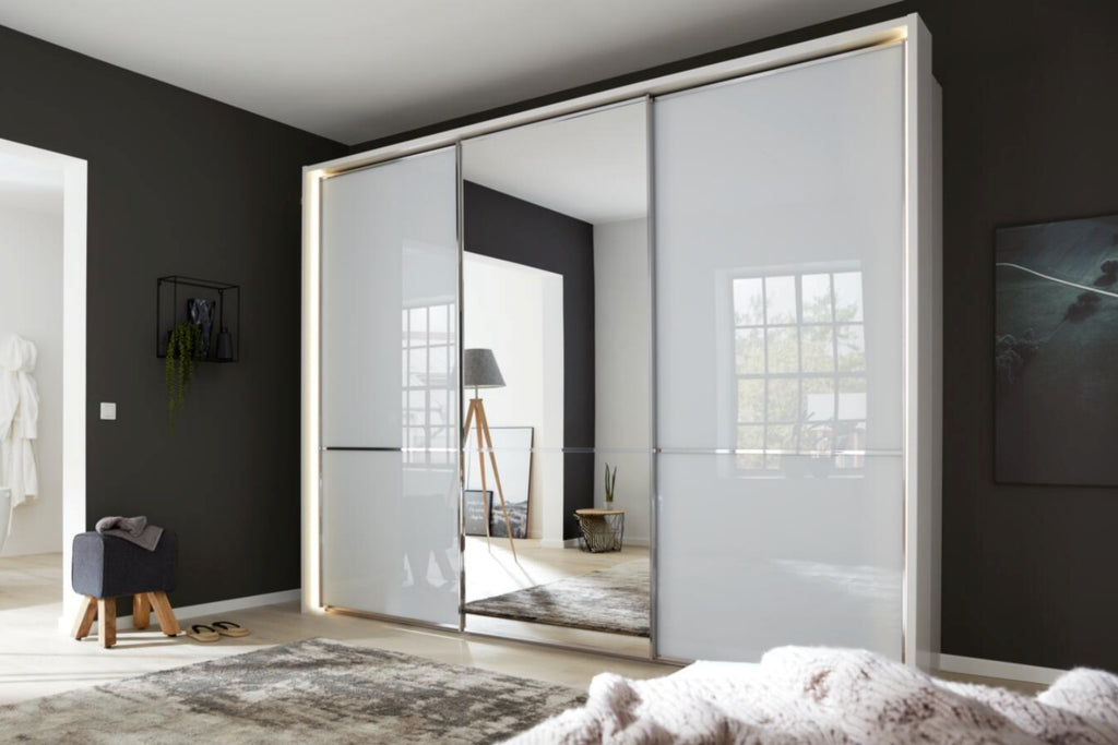 Schwebetürenschrank mit Glasfronten in Weiß und Spiegelelement