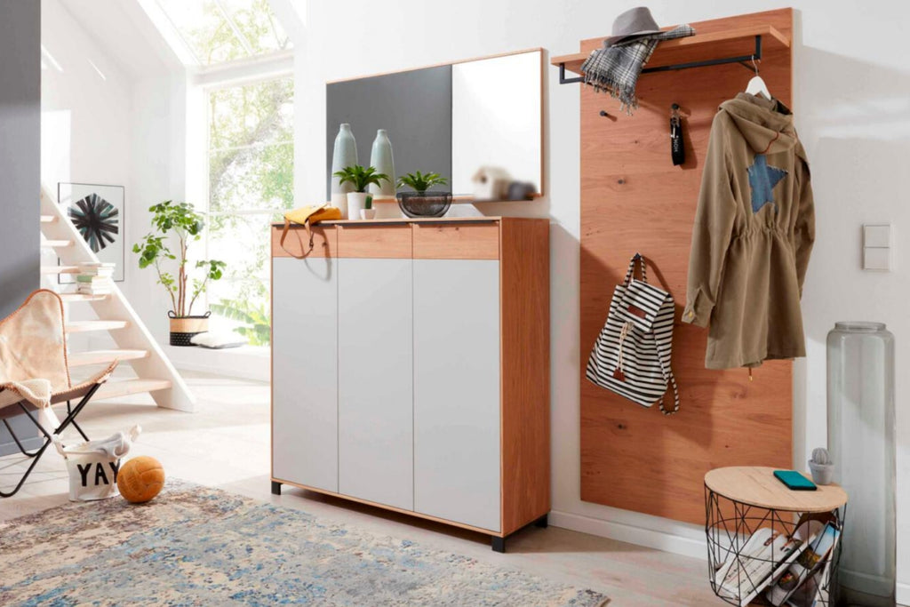 Interliving Serie 6005 Moderne Garderobe aus Holz mit grauen Fronten, Schuhschrank, Spiegel und Wandpaneel