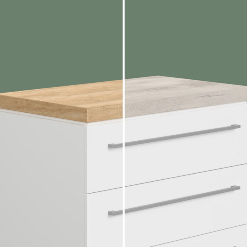 Weiße Kommode mit dunkler Holzplatte, die perfekt neben den 3-türigen Kleiderschrank „PAIDI Kira“ in einem grün gehaltenen Zimmer passt.