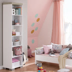 PAIDI Kira Regal in Kreideweiß/Eiche-Dekor in einem rosa Kinderzimmer mit Spielzeug, Polka-Dots und Aufbewahrungselementen in Pastelltönen.
