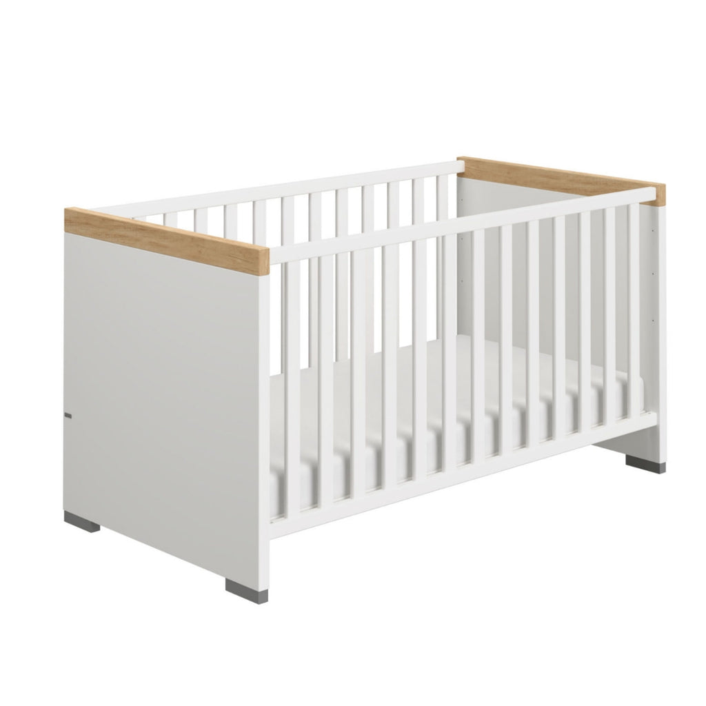 PAIDI Modell Kira Babybett in Kreideweiß/Eiche-Dekor von 0190 – modern, mit Lattenrost und ideal für jedes Kinderzimmer.