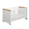 PAIDI Modell Kira Babybett in Kreideweiß/Eiche-Dekor von 0190 – modern, mit Lattenrost und ideal für jedes Kinderzimmer.