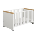 PAIDI Modell Kira Babybett in Kreideweiß/Eiche-Dekor von 0190 – modern, mit Lattenrost und ideal für jedes Kinderzimmer.