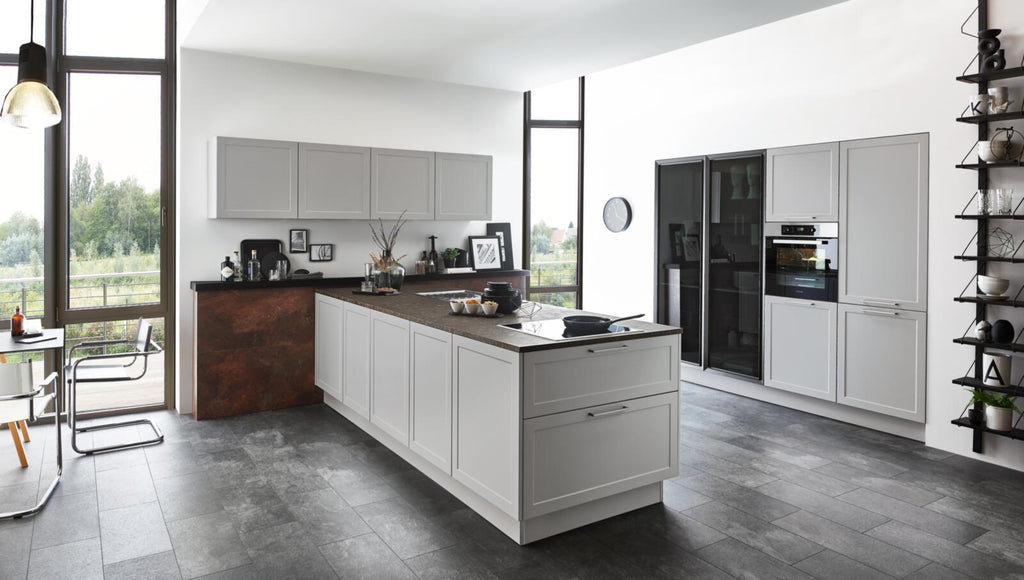 Moderne Küche im Landhausstil mit grauen Schränken, Kochinsel, Nolte® Focus mit Miele-Einbaugeräten.