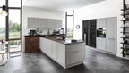 Moderne Küche im Landhausstil mit grauen Schränken, Kochinsel, Nolte® Focus mit Miele-Einbaugeräten.