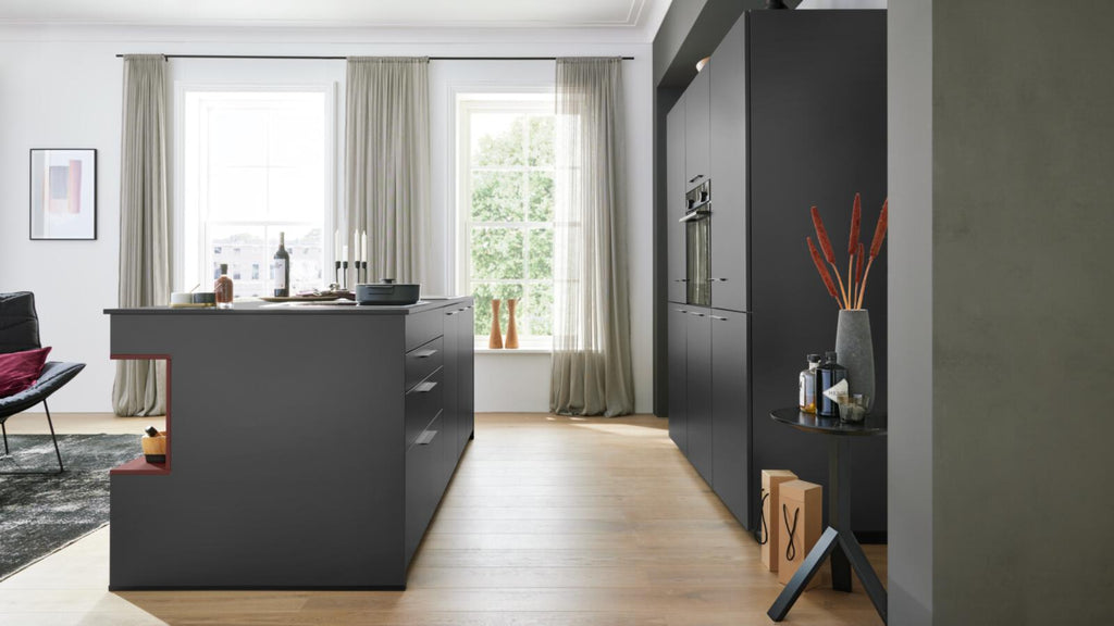 WERT KÜCHE® Nora: Edle schwarze Designküche mit Kücheninsel, Holzboden, großen Fenstern und SIEMENS-Geräten.