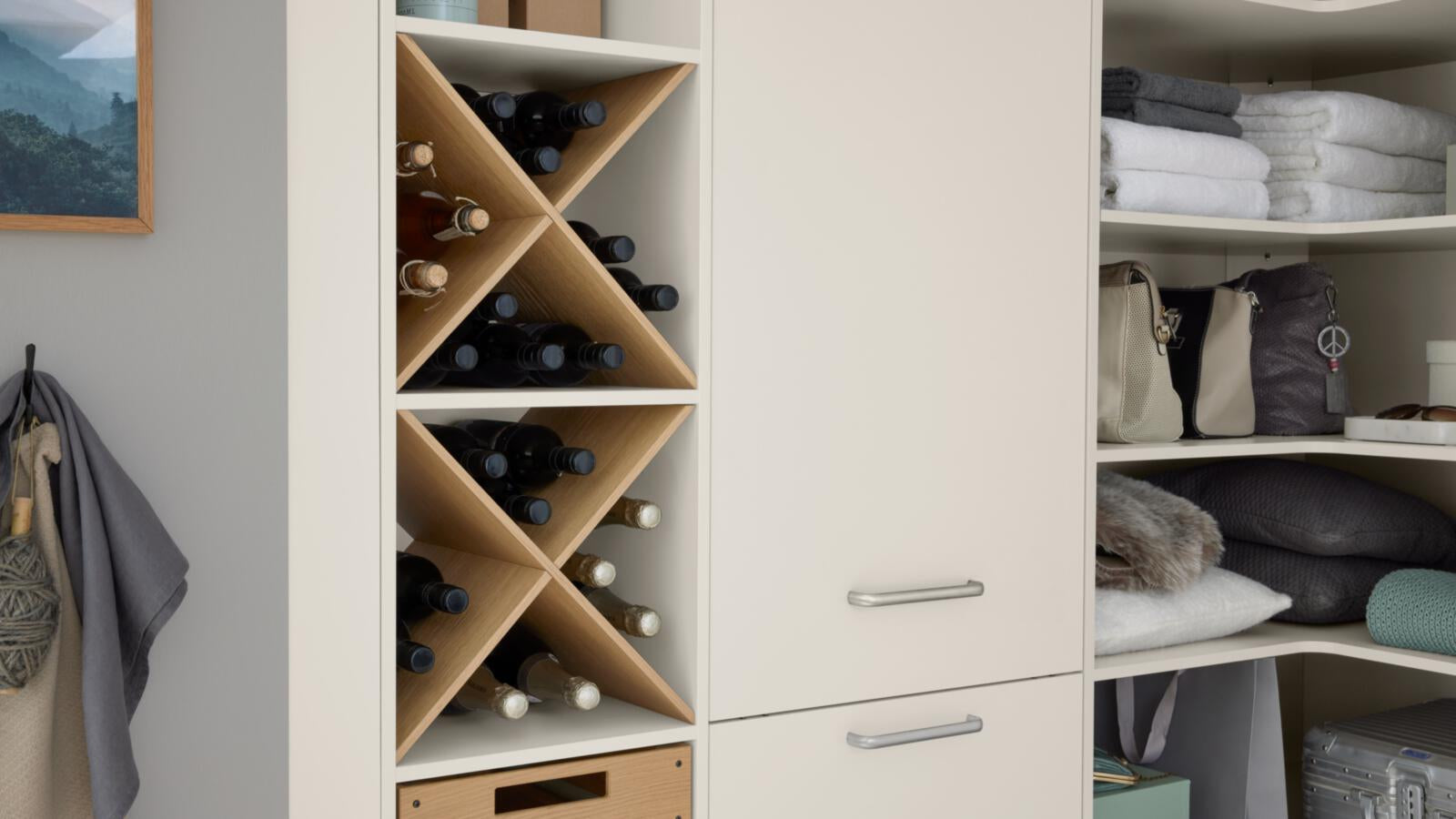 Schüller | WERT KÜCHE® Nova: Modernes Hauswirtschaftssystem, X-Weinregal und Ablagen für stilvolle Ordnung.