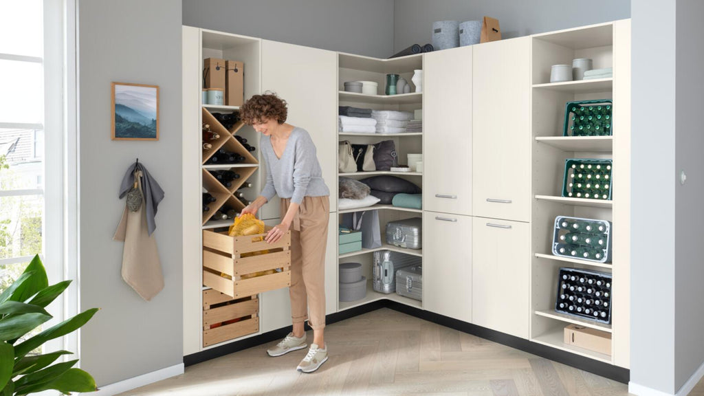 Schaffen Sie mit WERT KÜCHE® Nova von schüller cleveren Stauraum und stilvolle Ordnung im Hauswirtschaftsraum.