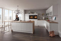 Moderne WERT KÜCHE® Ulrike: Grifflose Hochglanz-Designküche von schüller mit SIEMENS-Geräten und natürlichem Flair.