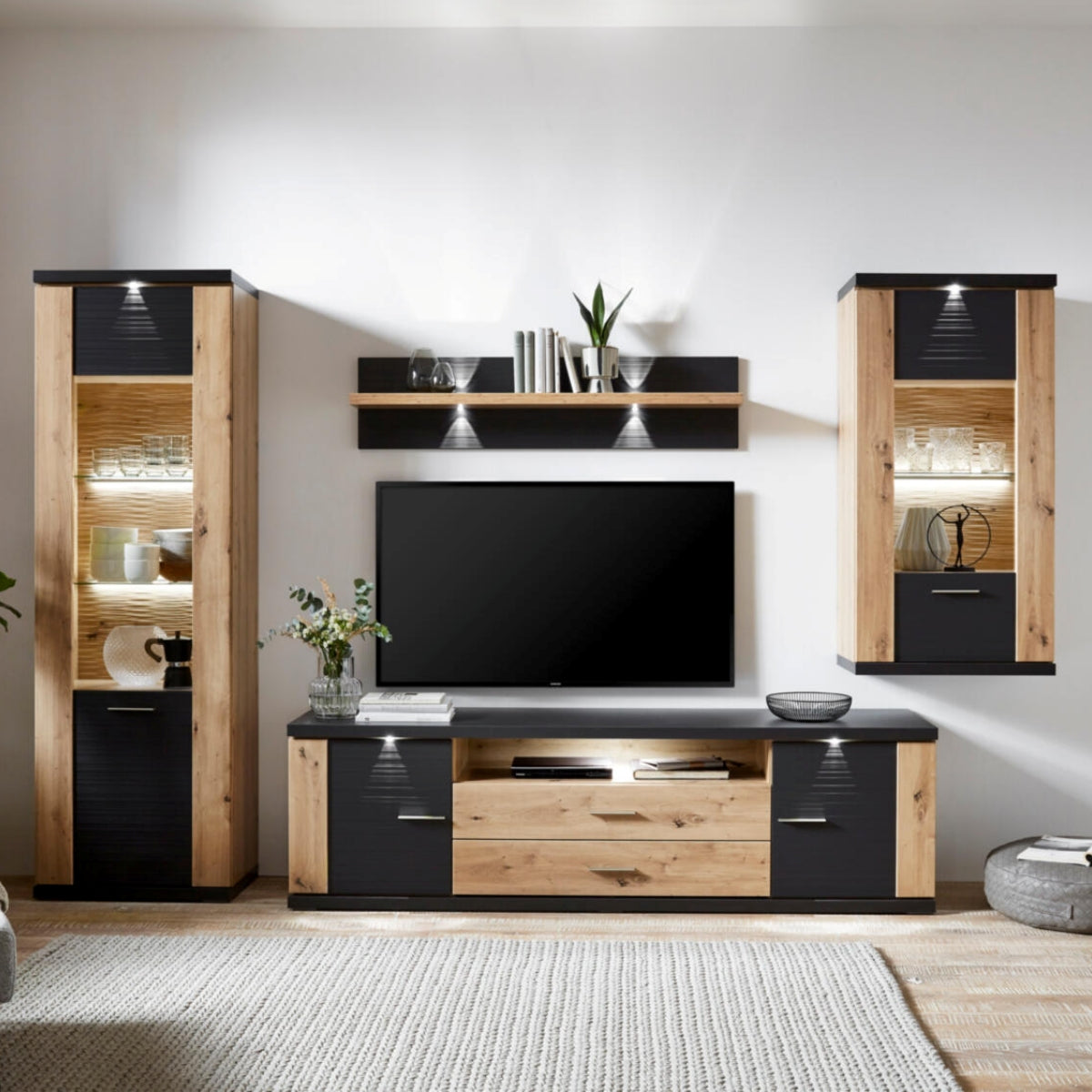Modernes Wohnzimmer mit Eiche Artisan, schwarzen Schränken – 0266 Wohnkombination Manhatten, Ausstellungsstück zum Sonderpreis.