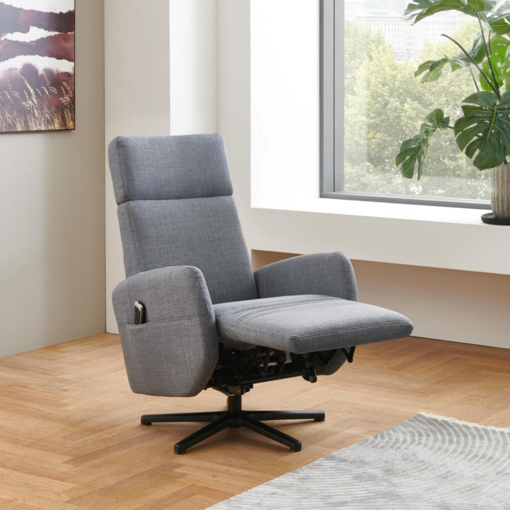 Steinpol TV-Sessel Modell Morris aus grauem Stoff mit schwarzem Sternfuß, Relax-Funktion und Fernbedienung in der Seitentasche.