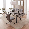 Modernes Esszimmer mit dem Esstisch „Okinawa 1003224“ 0170, sechs Stühlen, einem neutralen Teppich, einer Pendelleuchte und Tischdekoration.