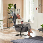 Eine Frau genießt ein Glas Rotwein und lächelt dabei auf einem „Steinpol Polsteria OrthoSedis 4.0 Relaxsessel L3“ in einem hellen Wohnzimmer.