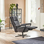 Der Relaxsessel „OrthoSedis 4.0 L3“ von Steinpol Polsteria in einem modernen Raum mit Pflanzen, einer Vitrine und einem sonnigen Fenster.