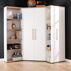 Weißer Eckschrank mit Melaminbeschichtung, offenen Einlegeböden und PAIDI Oscar Standregal 135 690 4 auf hellem Holzboden.