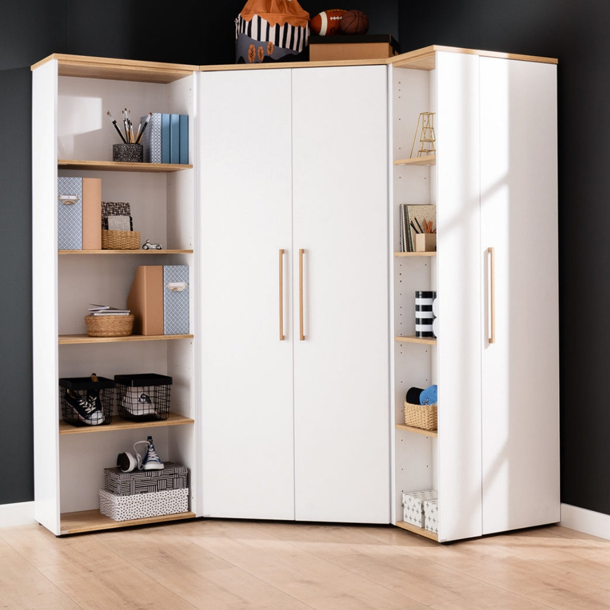 Weißer Eckschrank mit Melaminbeschichtung, offenen Einlegeböden und PAIDI Oscar Standregal 135 690 4 auf hellem Holzboden.