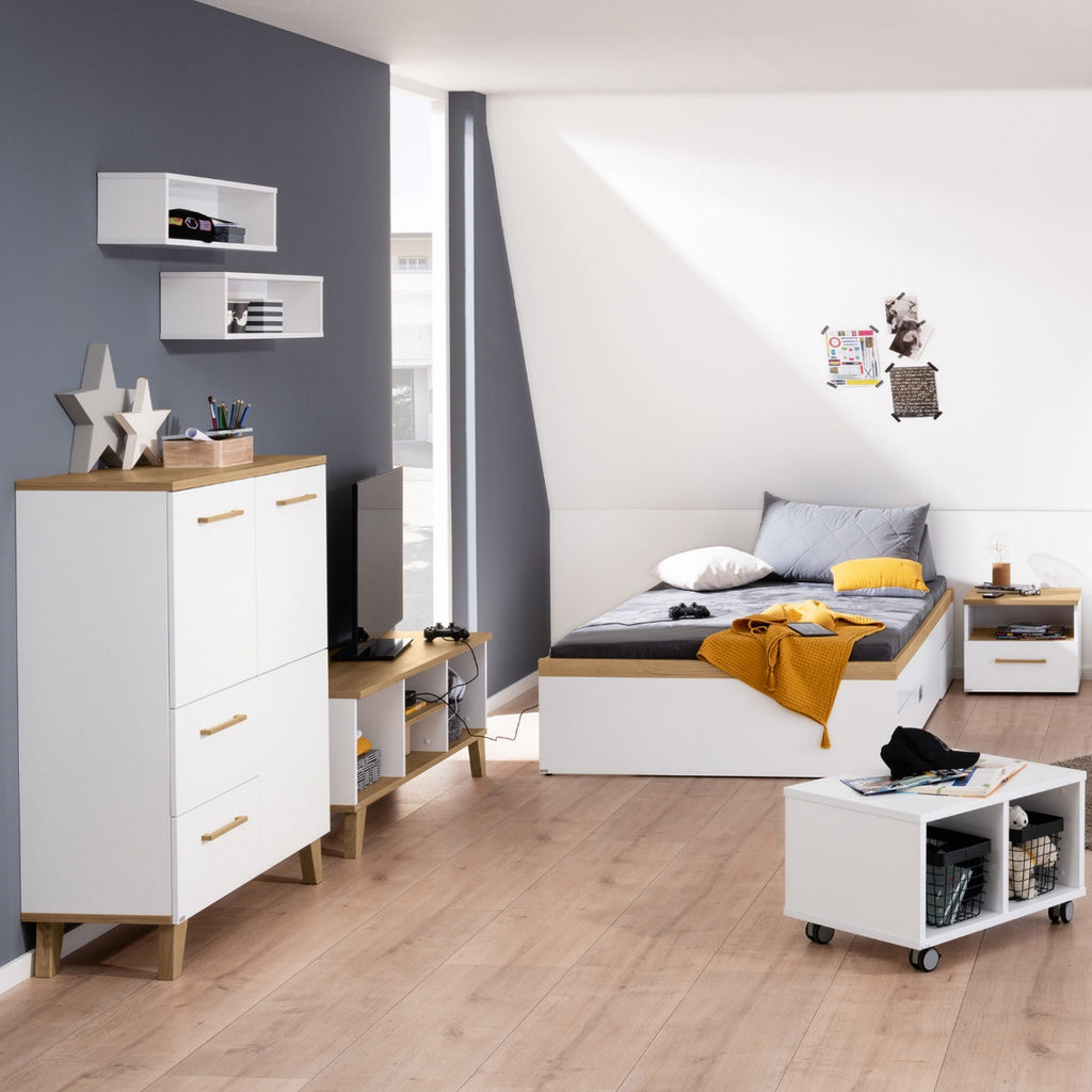 Modernes Schlafzimmer mit dem PAIDI-Babyzimmerprogramm „Oscar“ – Lowboard, Dekor in Weiß und Bodenbelag in Nebraska-Eiche-Optik.