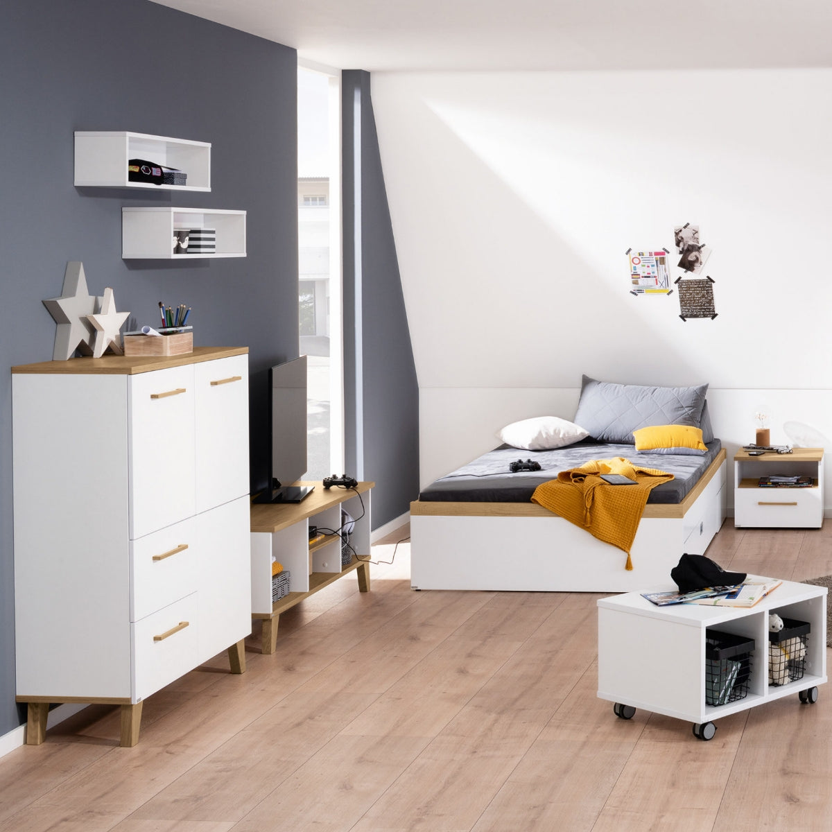 Modernes Schlafzimmer mit dem PAIDI-Babyzimmerprogramm „Oscar“ – Lowboard, Dekor in Weiß und Bodenbelag in Nebraska-Eiche-Optik.