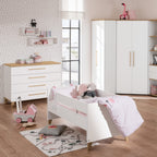 Modernes Kinderzimmer mit der Schubladenkommode „Oscar“ von PAIDI in der Optik „Nebraska-Eiche“ und mit kratzfesten Melaminoberflächen.