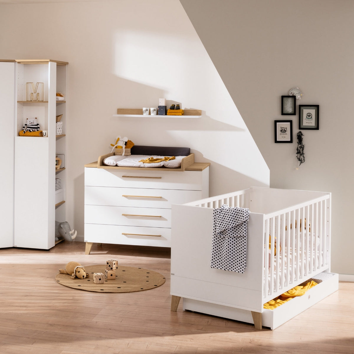 Modernes Kinderzimmer mit dem PAIDI-Babyzimmerprogramm „Oscar“ – Schubladenkommode in Nebraska-Eiche-Optik und kratzfestem Melamin.