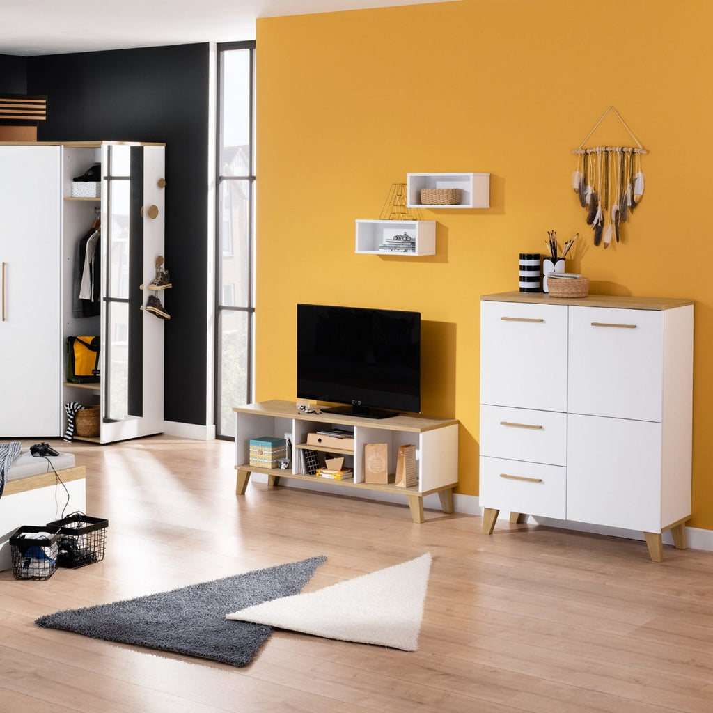 Modernes Wohnzimmer mit gelber Akzentwand, dem PAIDI Oscar Highboard 135 570 4 von PAIDI und weißen Möbeln.