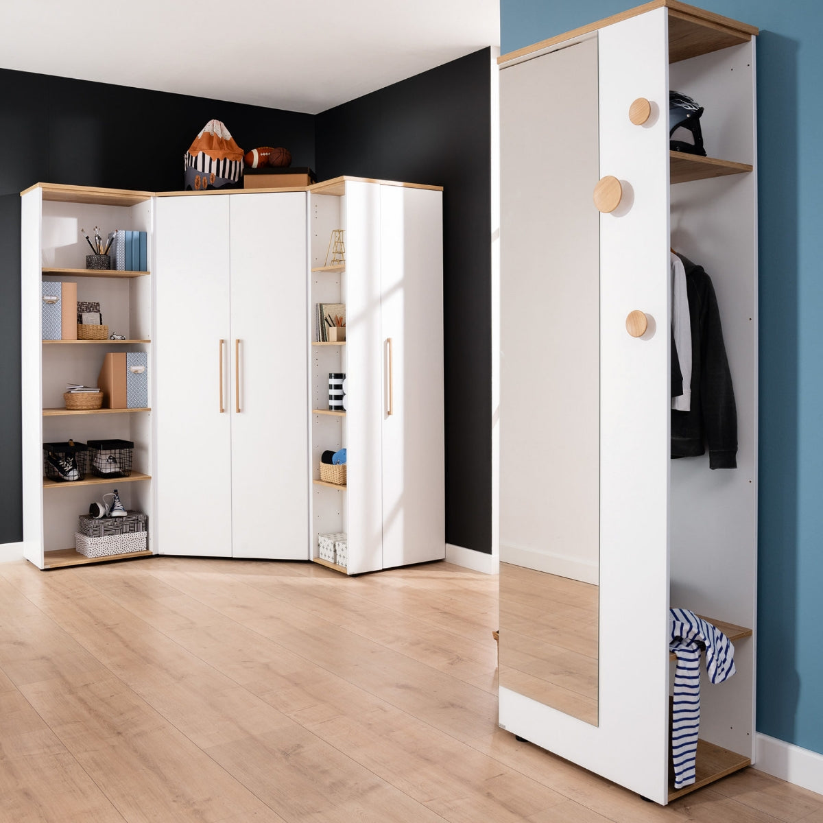 PAIDI Garderobe Oscar 135 670 4 und Spiegelständer in einem hellen Raum mit Nebraska-Eiche-Parkett.