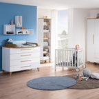 Moderne Babyzimmermöbel mit blauem Dekor, PAIDI Oscar Wickelaufsatz und einem Kinderbett aus Nebraska-Eiche-Melamin auf einem Teppich.